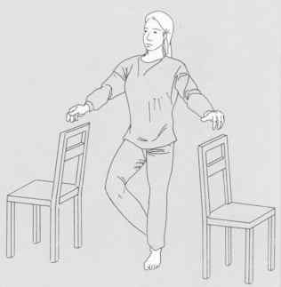 Gleichgewichtsübungen zwischen zwei Stühle